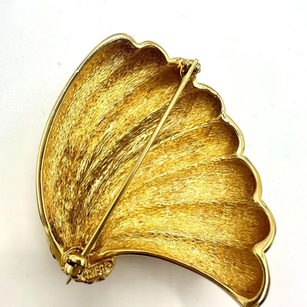 Ciner signed vintage gold tone scalloped abstract shell fan 3D brooch